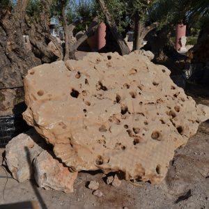 Piedra dura y resistente de medidas dispares para decorar jardines y estanques.