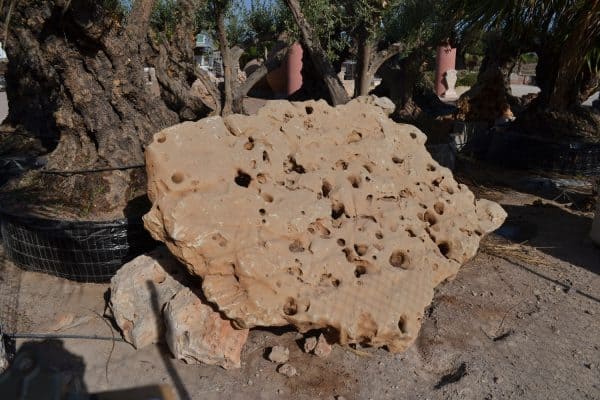 Piedra dura y resistente de medidas dispares para decorar jardines y estanques.