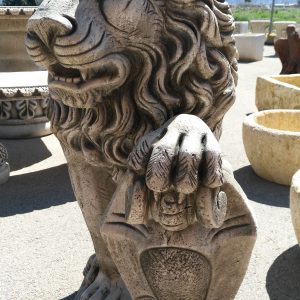 Figura típica de león en piedra artificial, muy presente en jardines que transmite fuerza y poder.