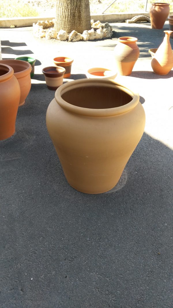 Maceteros en forma de tinaja, un estilo que nos acompaña desde hace décadas por sus estupendas características.