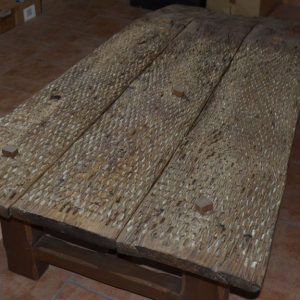 Mesa de madera hecha con apero agrícola. Es un ejemplo claro de reciclaje y reutilización.
