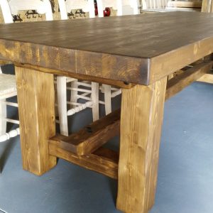 Mesa de madera gigante hecha a medida. Hecha con tablero laminado macizo y patas cuadradas y anchas. Una mesa para siempre.