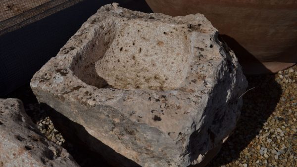 Es una pila de piedra natural muy bonita, utilitaria y decorativa.