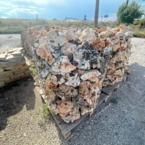 palet rocalla jardín con agujeros