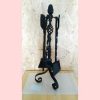 Conjunto de accesorios de chimenea en forja, característicos de casas rústicas.