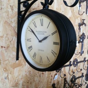 Fantástico reloj de pared en forja que nos permitirá controlar el tiempo al ser un elemento que capta nuestra atención.