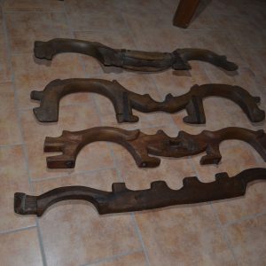 Estos antiguos yugos de madera son una bonita pieza de decoración para ambientes rústicos.