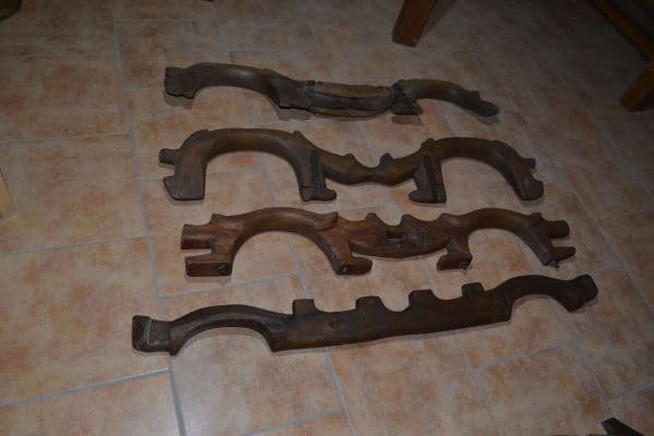 Estos antiguos yugos de madera son una bonita pieza de decoración para ambientes rústicos.