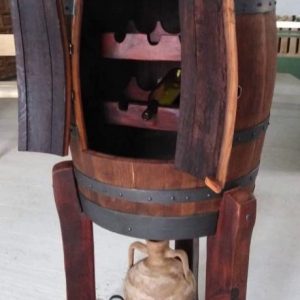 botellero rústico hecho en un tonel de madera