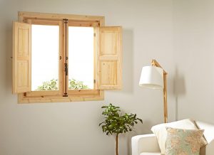 Las ventanas de madera aportan calidez a tu hogar.