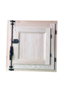 ventana de madera pequeña