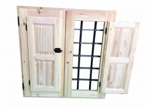 ventana de madera con reja metálica