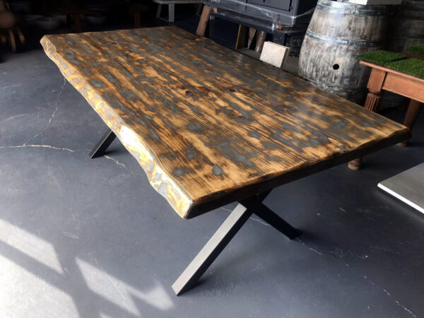 mesa de madera rústica con patas de hierro