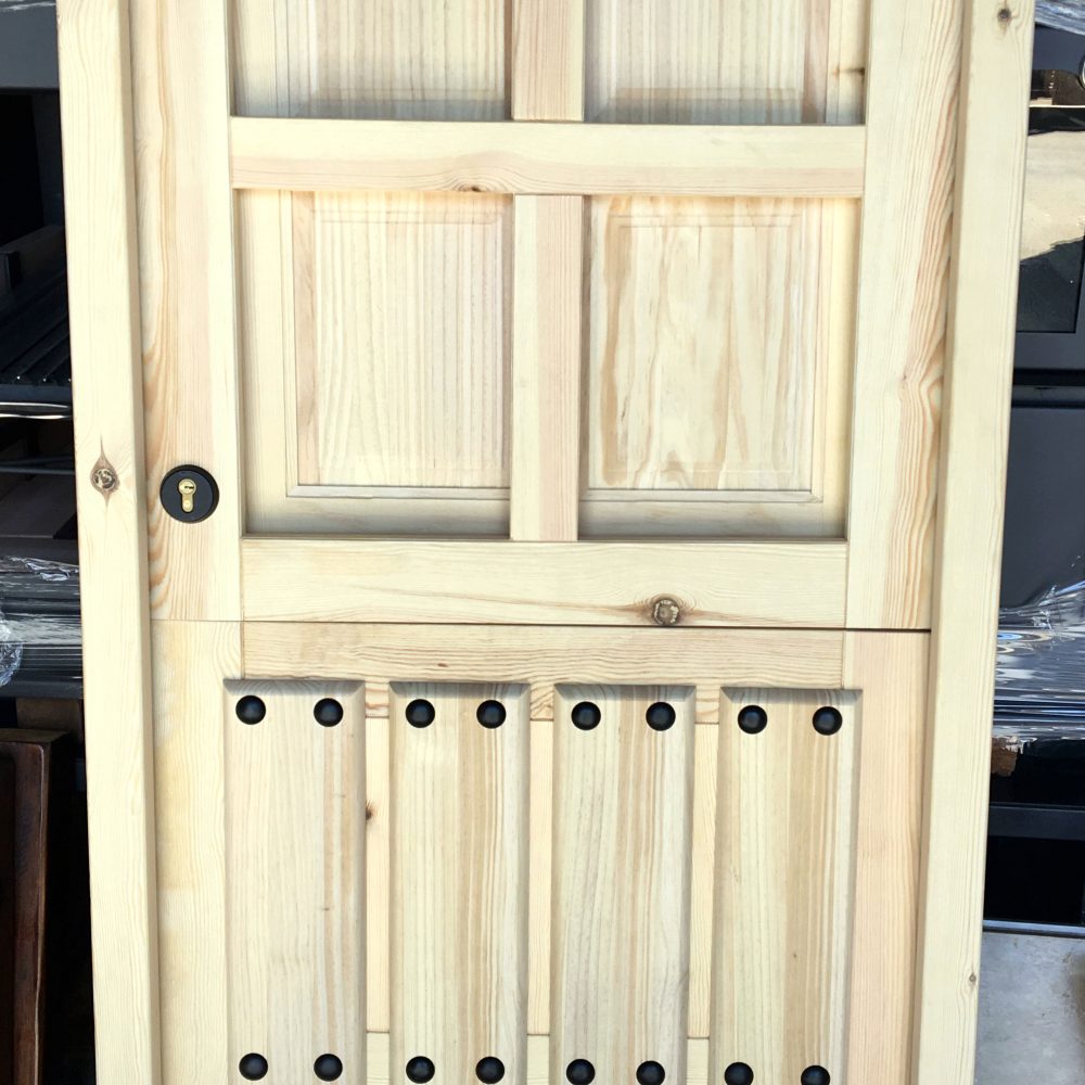 PUERTA RÚSTICA DE MADERA DE EXTERIOR CON POSTIGO - RUSTICOS Y MADERA