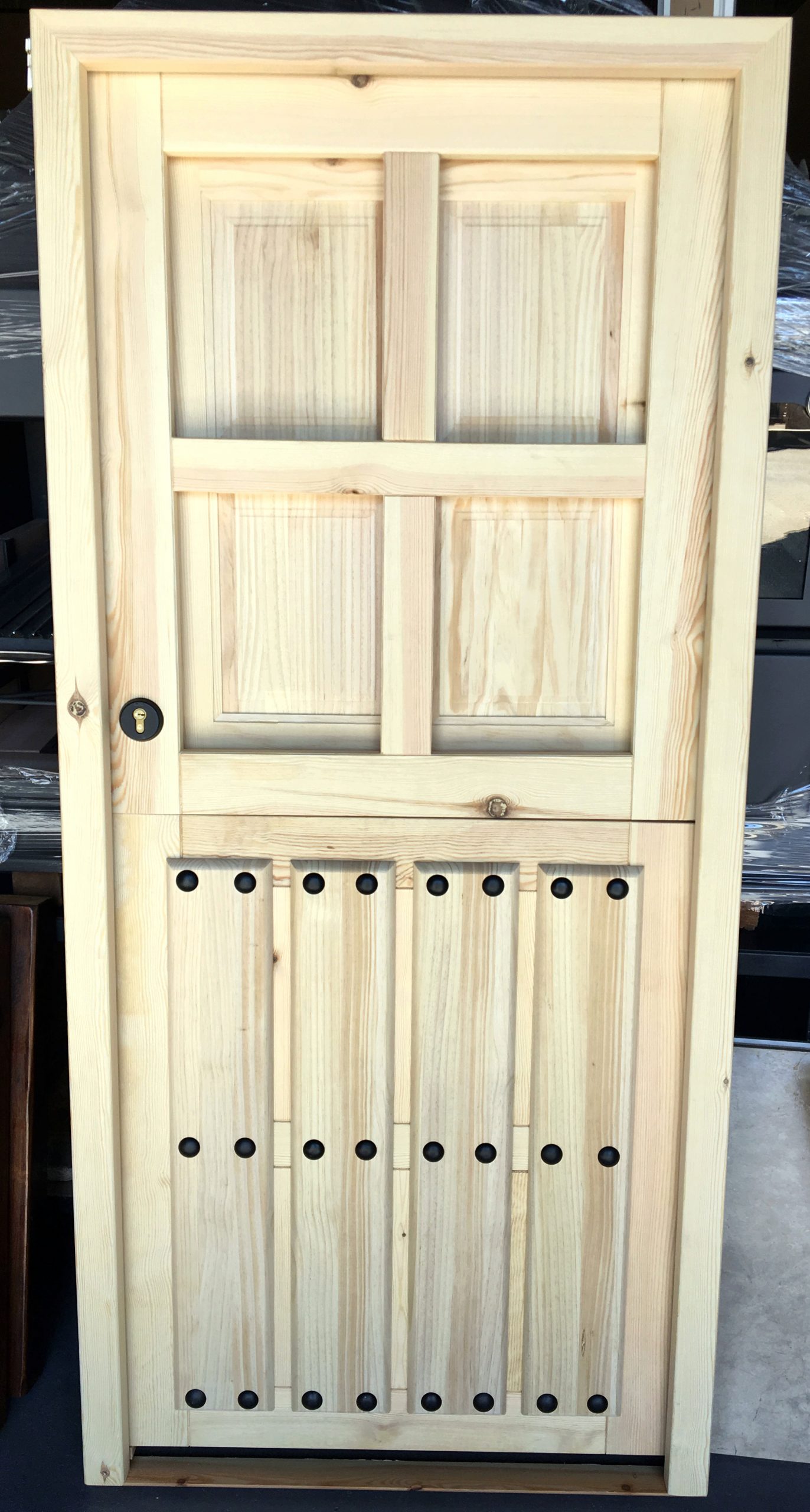 PUERTA RÚSTICA DE MADERA DE EXTERIOR CON POSTIGO - RUSTICOS Y MADERA