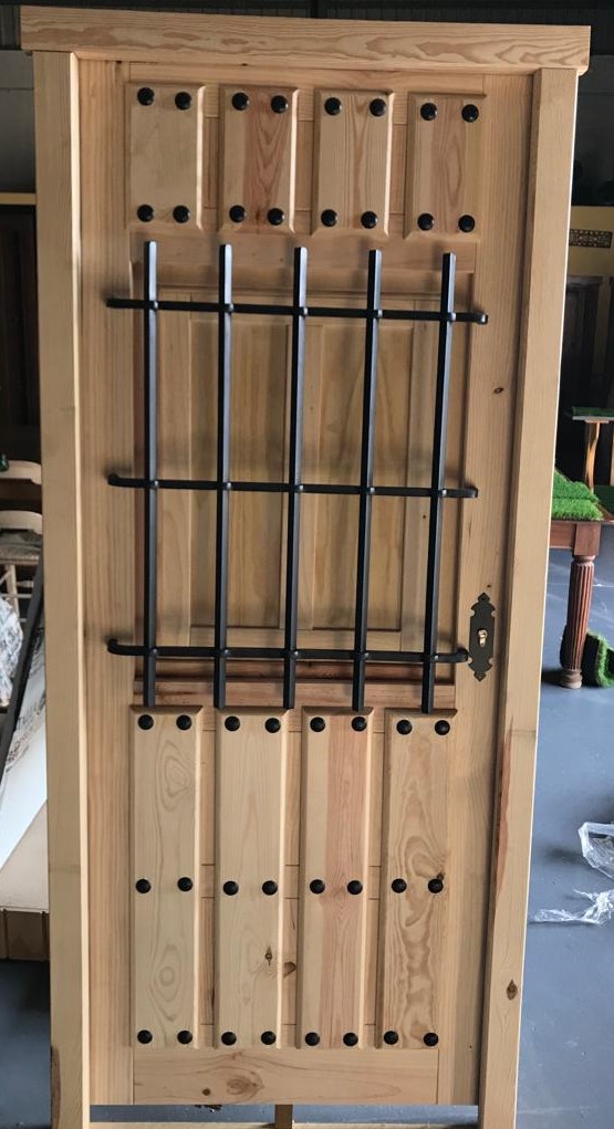 PUERTA RÚSTICA DE EXTERIOR DE MADERA CON REJA GRANDE Y POSTIGOS - RUSTICOS  Y MADERA