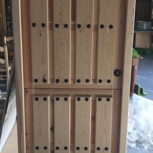 puerta madera partida con clavos