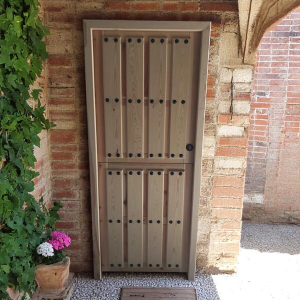 puerta rústica ciega con clavos y hoja partida