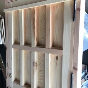 PUERTA RÚSTICA DE EXTERIOR CIEGA DE MADERA CON CLAVOS - Imagen 2