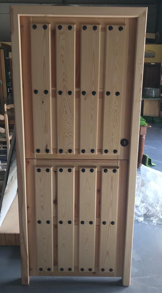 PUERTA RÚSTICA DE EXTERIOR CIEGA DE MADERA CON CLAVOS - RUSTICOS Y MADERA