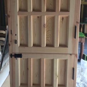 PUERTA RÚSTICA DE EXTERIOR CIEGA DE MADERA CON CLAVOS - Imagen 3