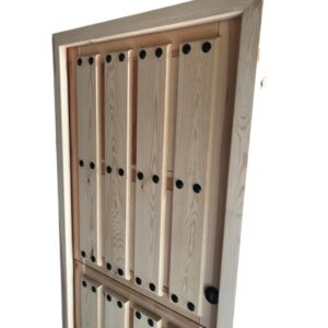 puerta madera maciza con clavos y hoja partida