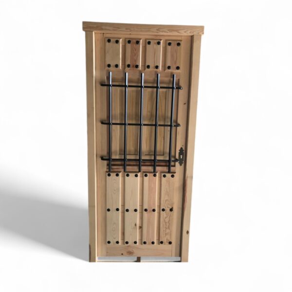 PUERTA RÚSTICA DE EXTERIOR DE MADERA CON REJA GRANDE Y POSTIGOS