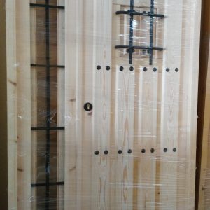puerta de madera con fijo lateral