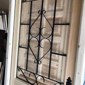 Puerta de Madera Exterior con Reja Castellana y Postigo - Imagen 3