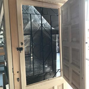 Puerta de Madera Exterior con Reja Castellana y Postigo - Imagen 4