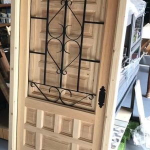 PUERTA RÚSTICA DE EXTERIOR CIEGA DE MADERA CON CLAVOS - RUSTICOS Y MADERA