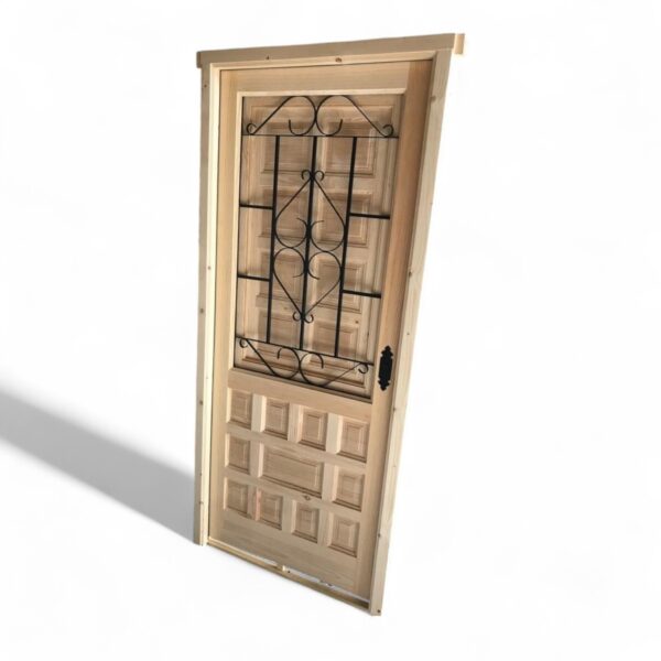 puerta rústica con reja castellana y postigos interiores