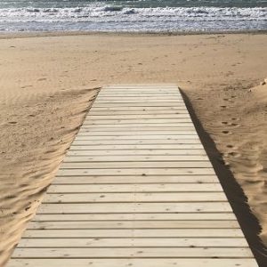 pasarela de madera acceso a playa