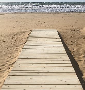 pasarela de madera acceso a playa