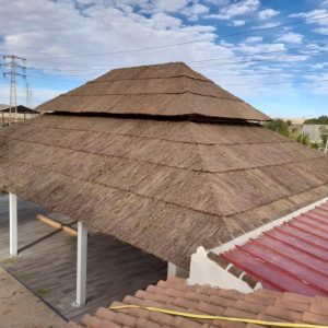 pérgola con brezo en la cubierta