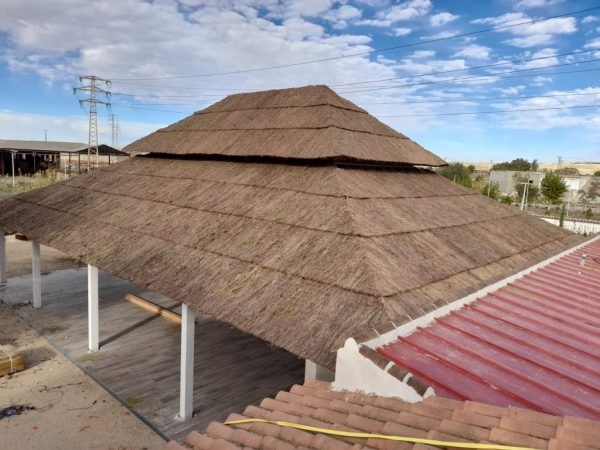 pérgola con brezo en la cubierta