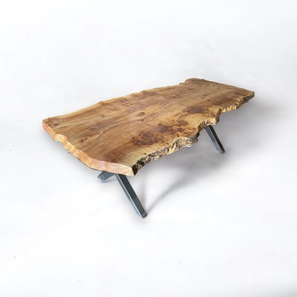 mesa de tablero rústico de abeto con cantos rotos