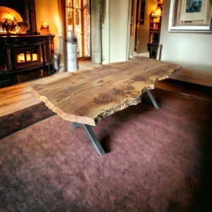 MESA RÚSTICA CON TABLERO DESIGUAL DE ABETO Y PATAS METÁLICAS - Imagen 2