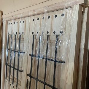 PUERTA RÚSTICA DE CALLE CON DOS HOJAS, REJAS Y POSTIGOS INTERIORES - Imagen 2