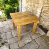mesa de madera rústica cuadrada