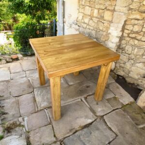 mesa de madera rústica cuadrada