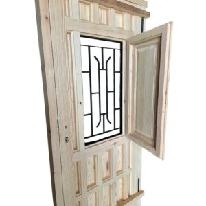 detalle postigo interior puerta rústica de madera
