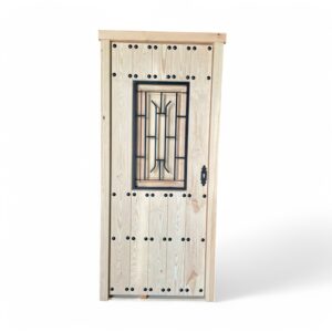 puerta rústica de madera maciza de calle con clavos y ventana
