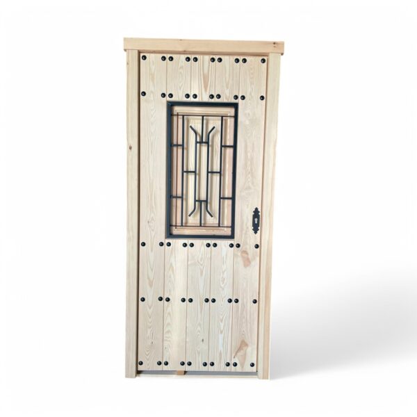puerta rústica de madera maciza de calle con clavos y ventana