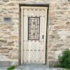puerta rústica sobre fachada de piedra