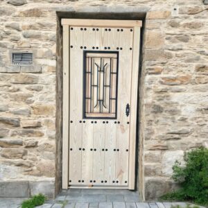 puerta rústica sobre fachada de piedra