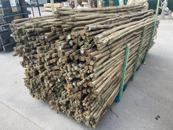 rollizos finos de madera de eucalipto